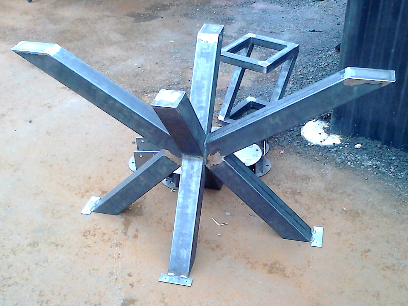 Metalowa konstrukcja stolika